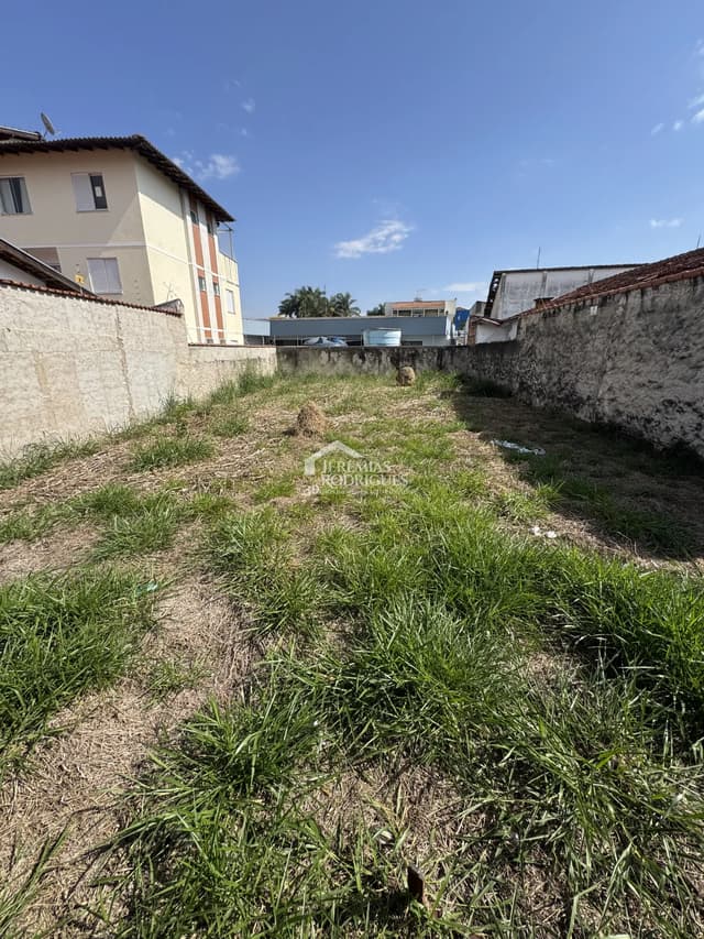 Terreno à venda com 300 m² na Vila Bourghese em Pindamonhangaba/SP. — foto 1