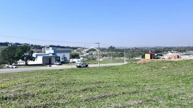 Terreno á venda no Condomínio Village da Serra em Tremembé/SP.