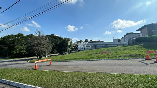 Terreno à venda no Condomínio Colonial Village I em Pindamonhangaba/SP. — foto 1