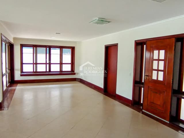 Casa disponível para venda e locação no Condomínio Colonial Village I em Pindamonhangaba/SP.