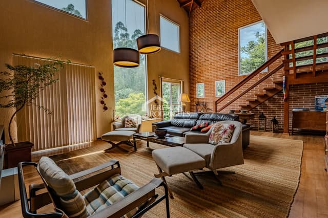 Casa assobradada à venda no Condomínio Parque da Mantiqueira em Santo Antônio do Pinhal/SP. — foto 1