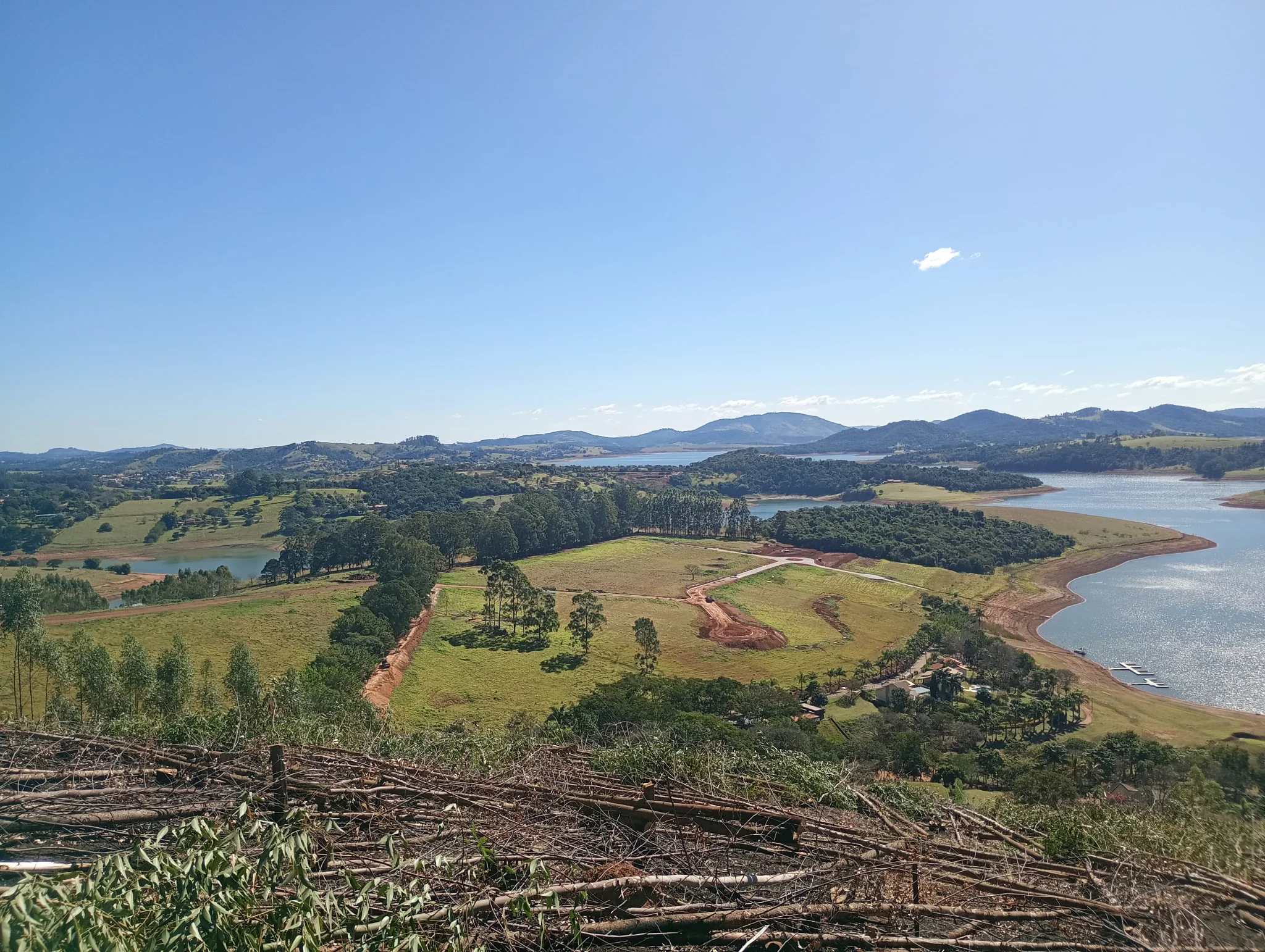 Terras de Santa Maria - Ter sua casa de veraneio às margens da represa é privilégio para poucos. — foto 21