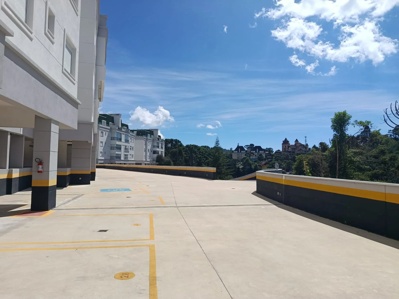 Apartamento à venda com 3 suítes no Edifício Le Premier em Campos do Jordão/SP. 
