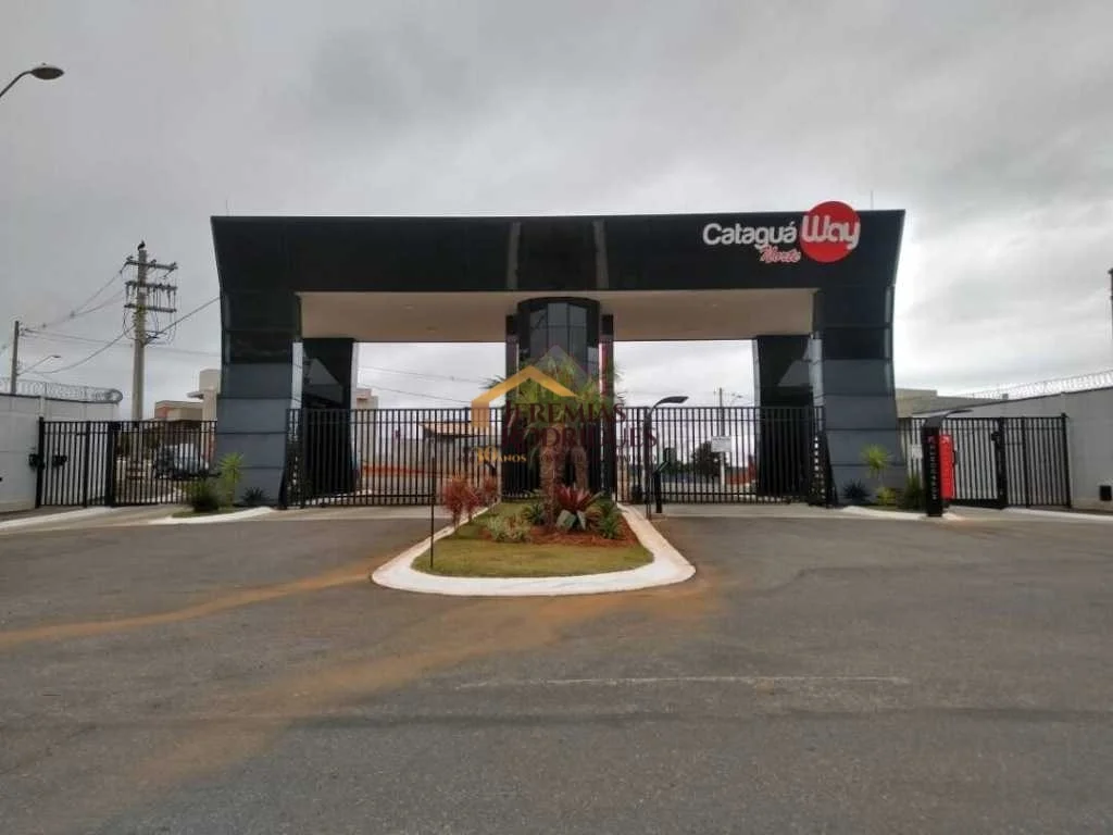 Casa assobradada à venda no Condomínio Cataguá Way Norte em Taubaté/SP.