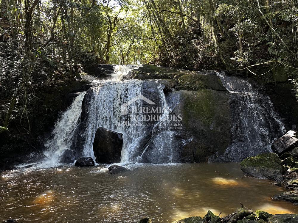 Casa à venda com 3 suítes no Condomínio Parque da Mantiqueira em Santo Antônio do Pinhal/SP. 
