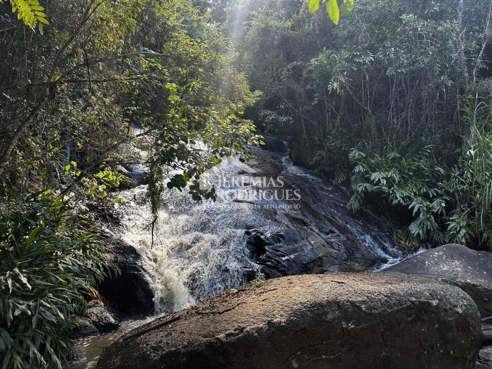 Casa à venda com 3 suítes no Condomínio Parque da Mantiqueira em Santo Antônio do Pinhal/SP. 