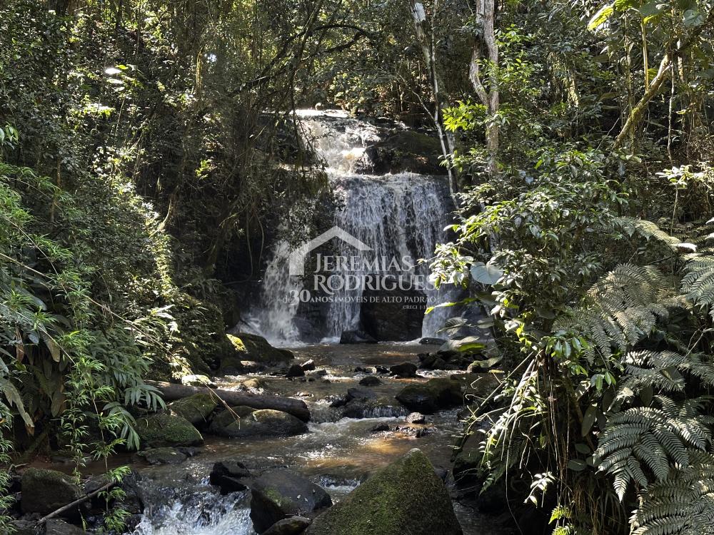 Casa à venda com 3 suítes no Condomínio Parque da Mantiqueira em Santo Antônio do Pinhal/SP. 
