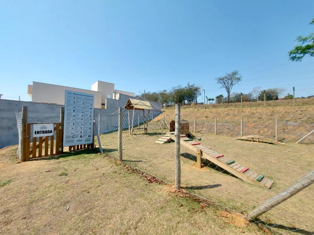 Casa para venda e locação com 3 dormitórios no Condomínio Terras do Vale em Caçapava/SP. 