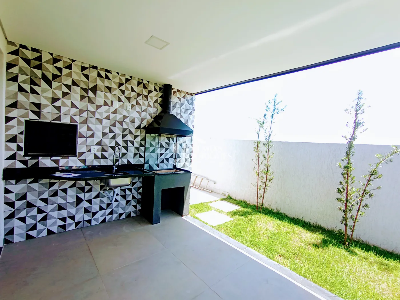 Casa assobradada à venda com 3 suítes no Condomínio Cyrela Landscape em Taubaté/SP.