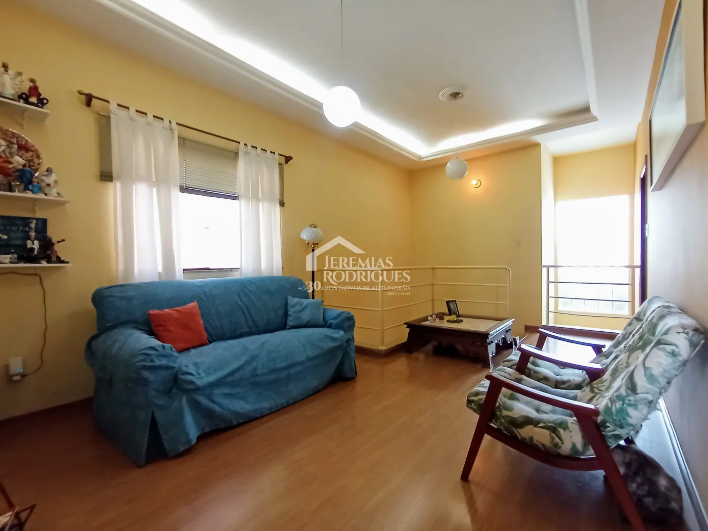 Casa assobradada à venda com 3 suítes no Condomínio Fortaleza em Taubaté/SP.