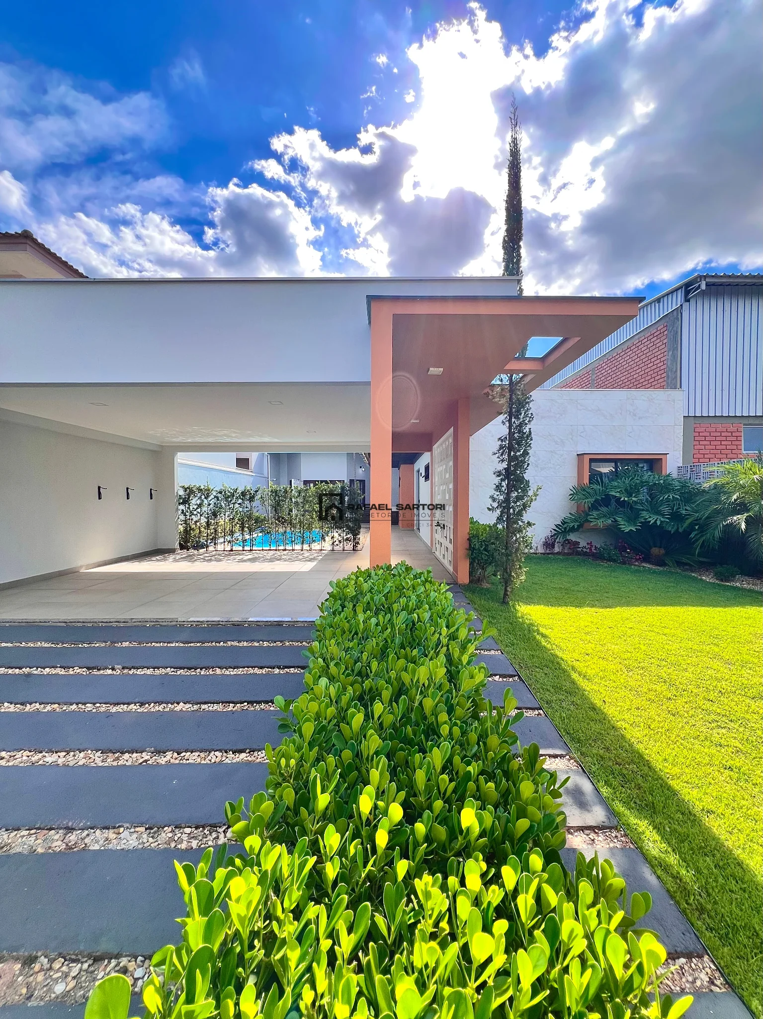 CASA MOBILIADA COM 03 SUITES NO AMIZADE