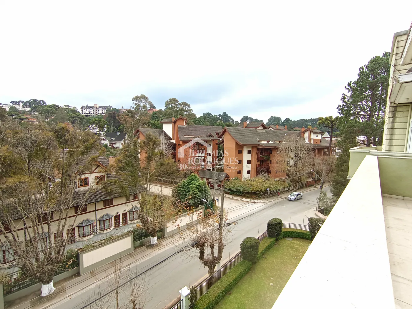 Apartamento duplex à venda com 4 suítes, 401 m² no Condomínio Chateau D Amboise em Campos do Jordão/SP.