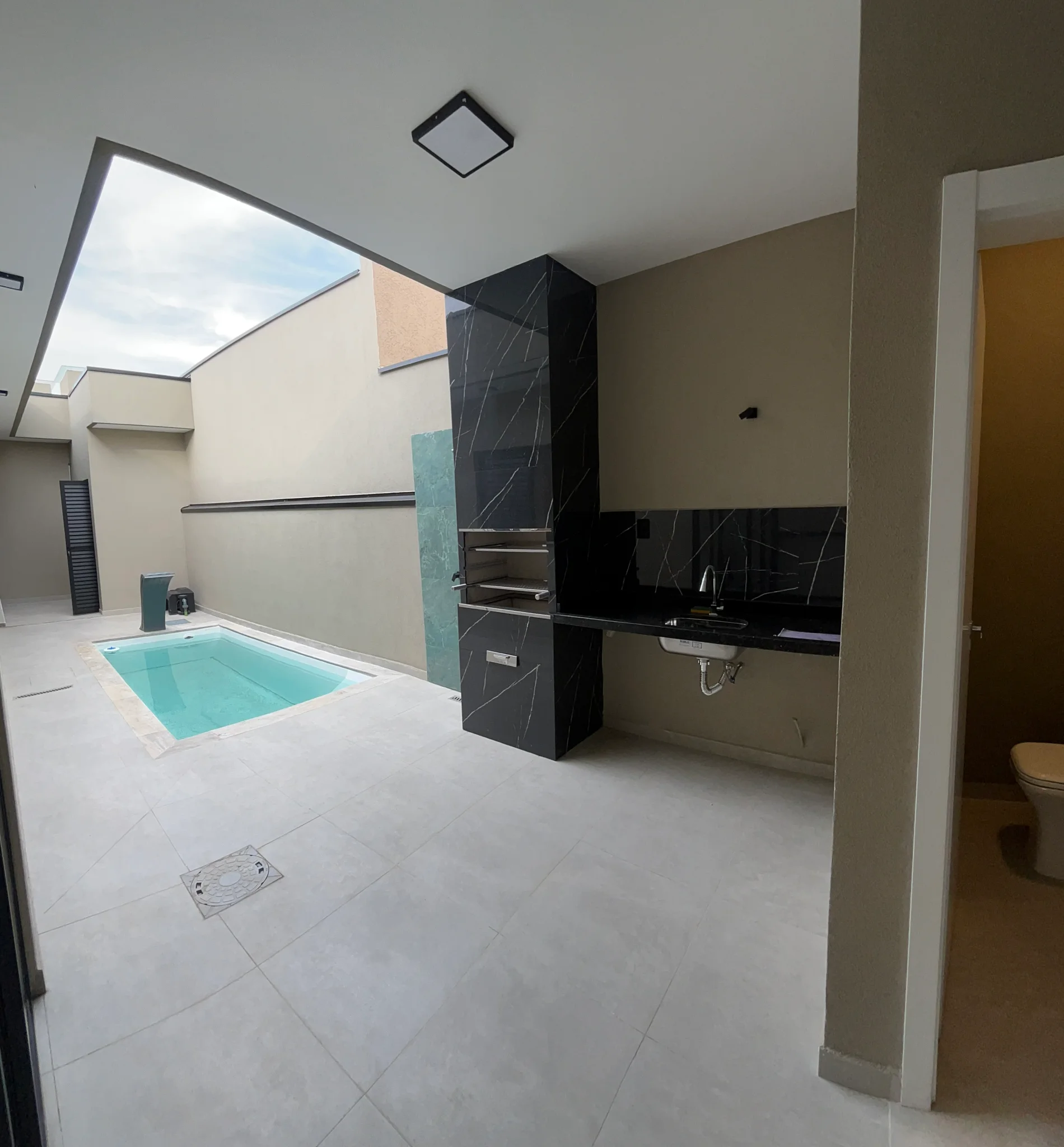 Casa térrea moderna com ilha gourmet à venda no Condomínio Laguna Residencial em Pindamonhangaba/SP