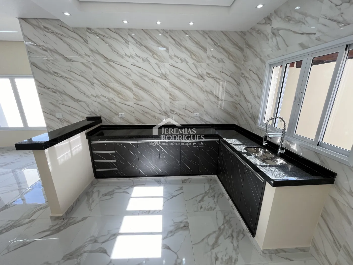 Casa com 3 dormitórios, 250,00 m² - Vila Suíça - Pindamonhangaba/SP.