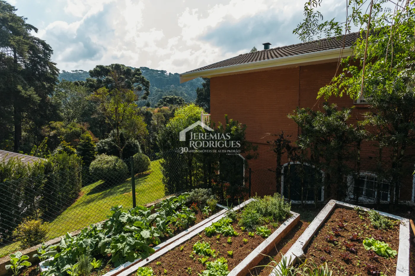 Casa na montanha para venda com 8 suítes no bairro Jardim Belvedere em Campos do Jordão/SP