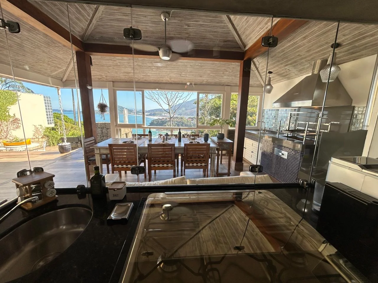 Casa á venda com 4 dormitórios no Condomínio Alto da Praia Vermelha em Ubatuba/SP.