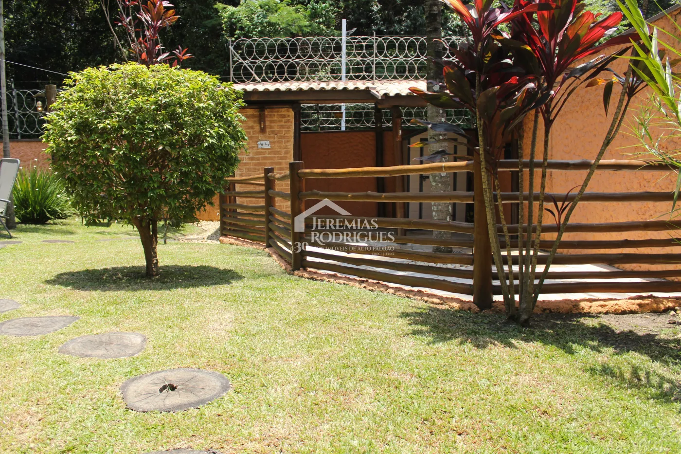 Casa para venda e locação com 5 dormitórios no Condomínio Taubaté Village em Taubaté/SP.