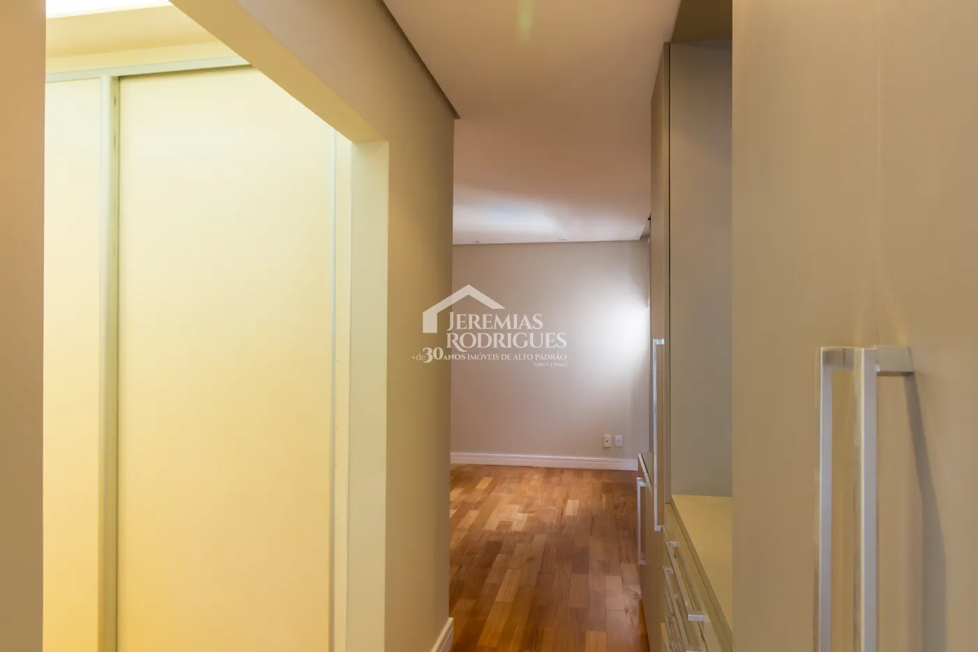 Apartamento à venda com 3 suítes, 274 m² no Edifício Milão em Taubaté/SP.