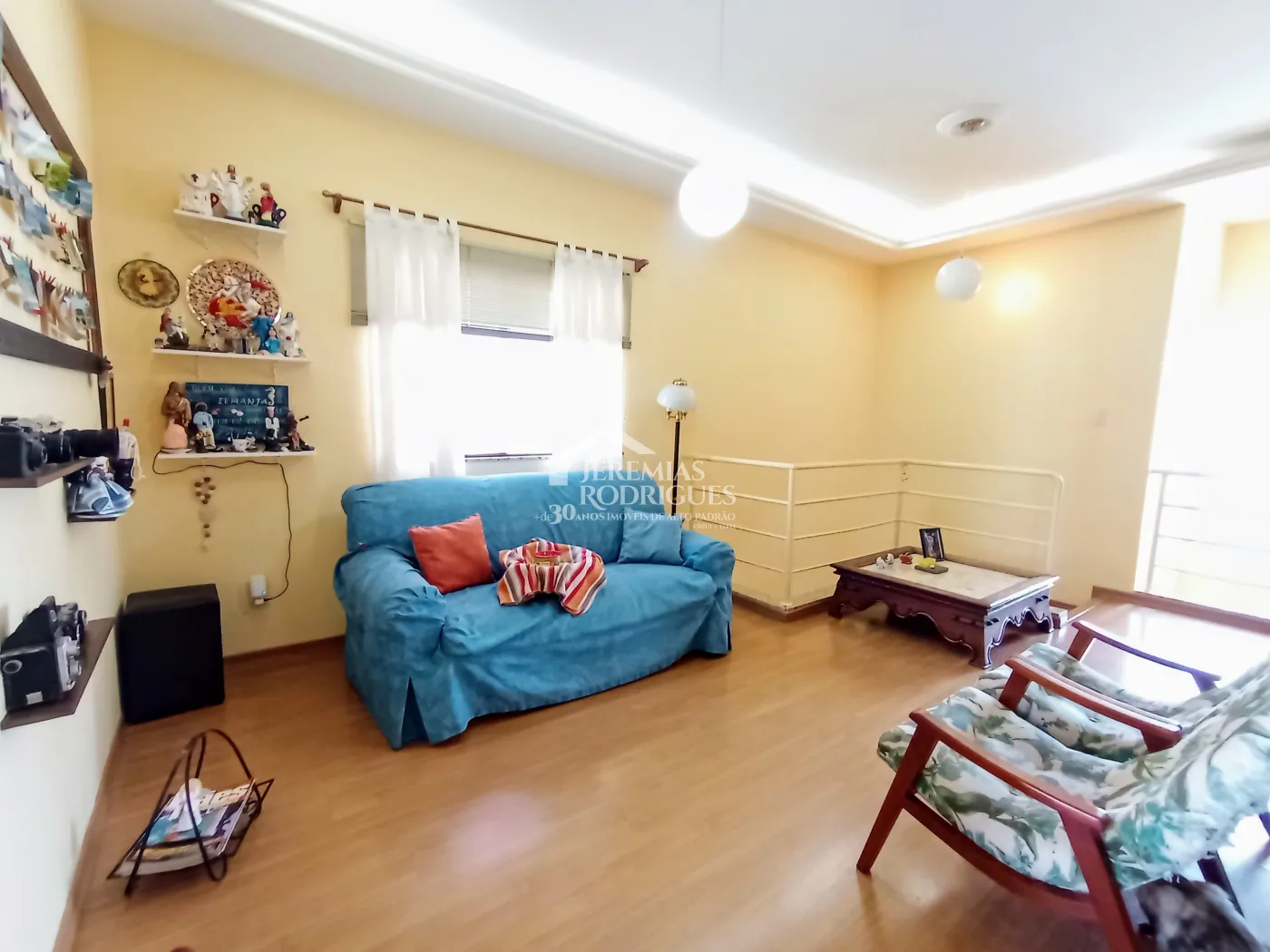 Casa assobradada à venda com 3 suítes no Condomínio Fortaleza em Taubaté/SP.