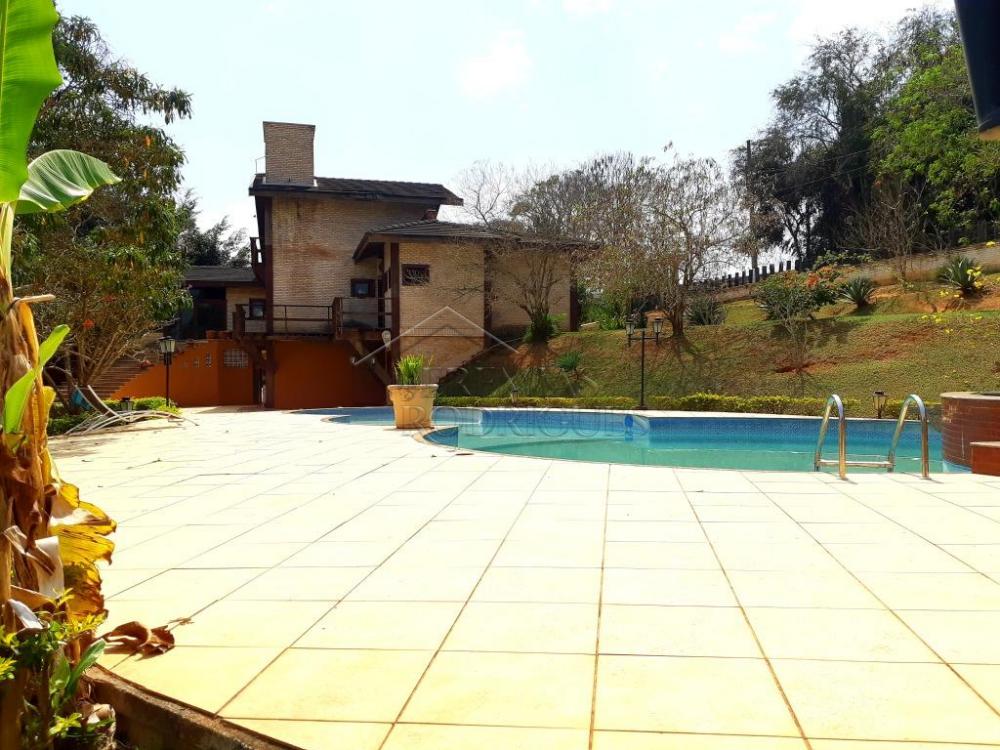 Casa à venda com 6 dormitórios no Condomínio Chácaras Cataguá em Taubaté/SP.