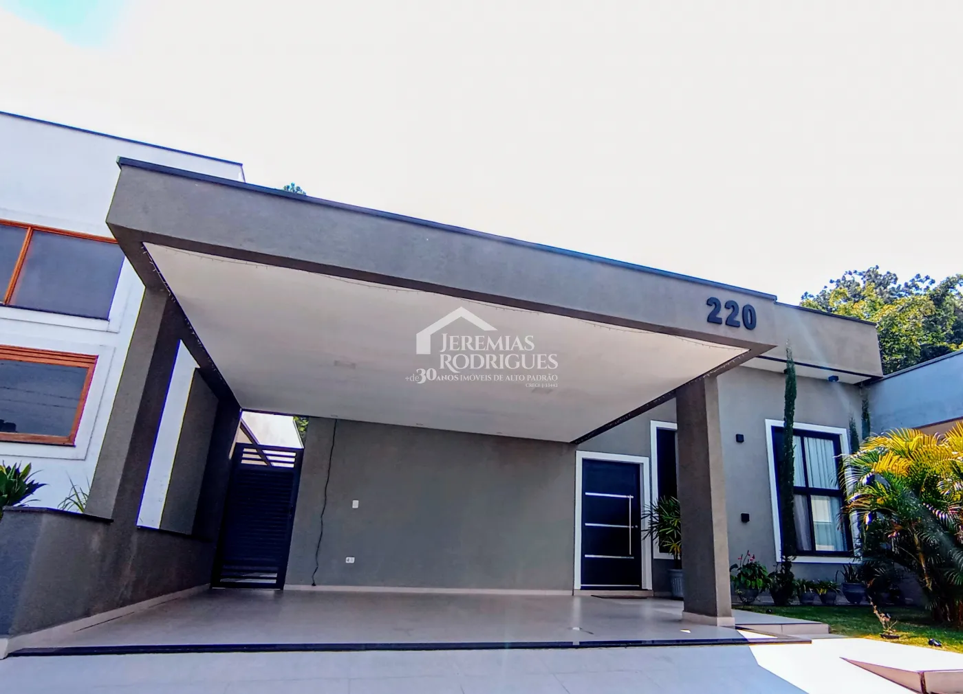 Casa à venda com 3 dormitórios no Condomínio Morada do Visconde em Tremembé/SP.
