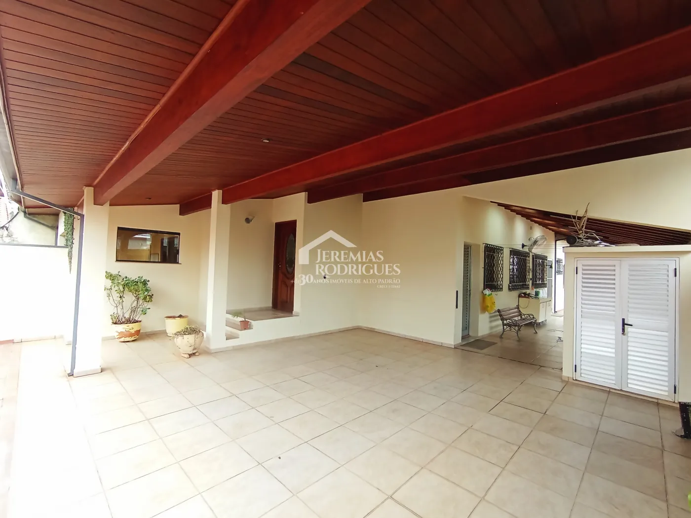 Casa para venda e locação com 3 suítes no bairro Parque das Flores em Taubaté/SP.