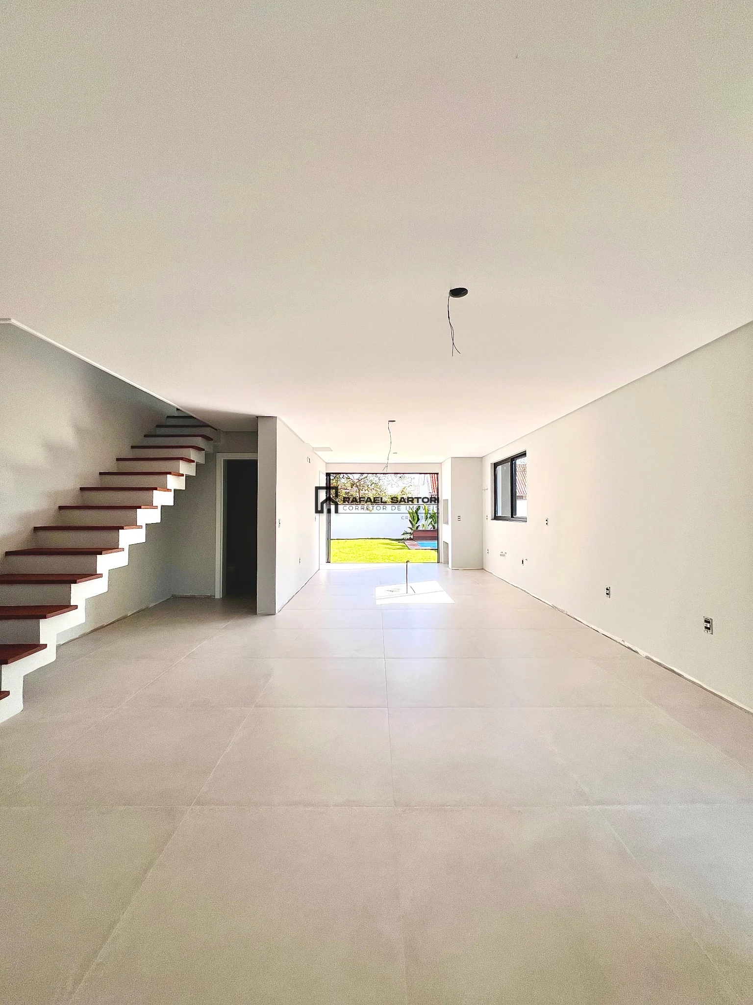 CASA COM 03 SUITES NO AMIZADE