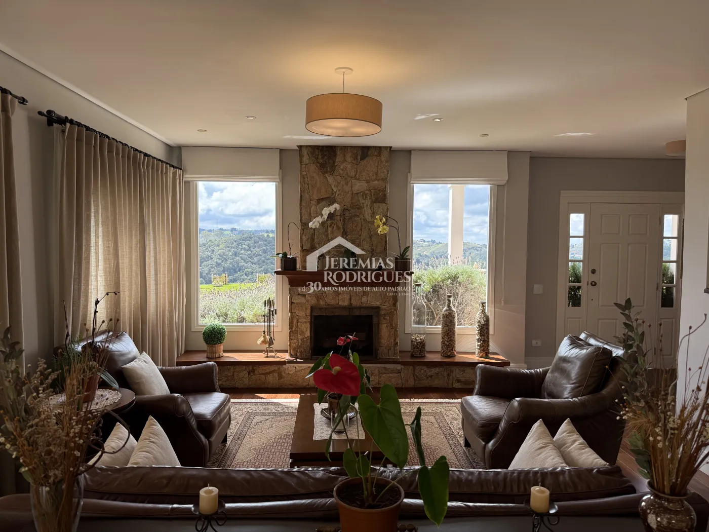 Casa à venda com 4 suítes no Condomínio Jardim Monte Belo em Campos do Jordão/SP.