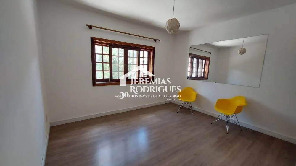 Casa térrea com 5 dorm - Condomínio Village Paineiras.