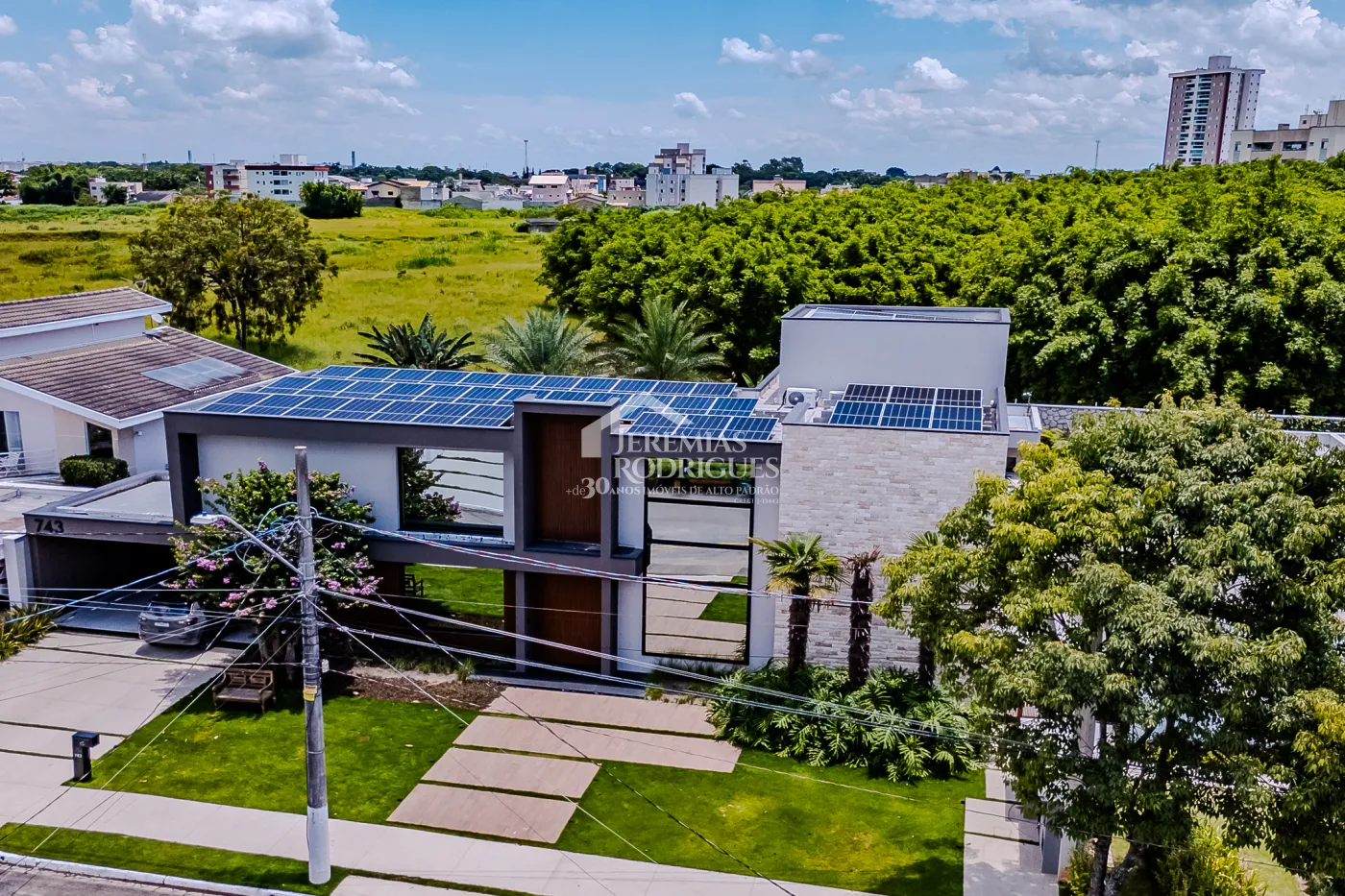 Casa à venda com 4 suítes no Condomínio Taubaté Village em Taubaté/SP.