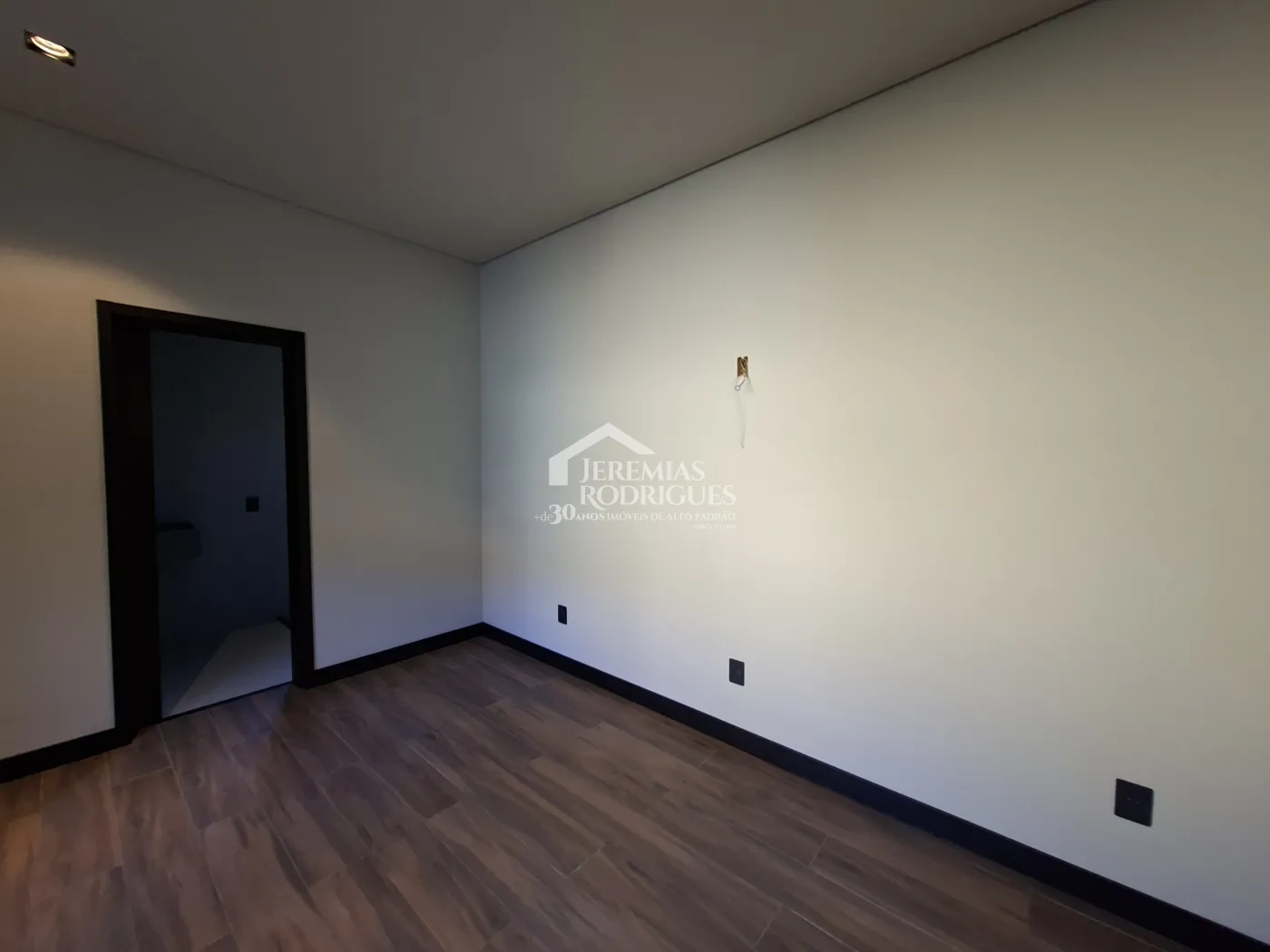 Casa à venda com 4 dormitórios, no Condomínio Parque da Mantiqueira em Santo Antônio do Pinhal/SP.