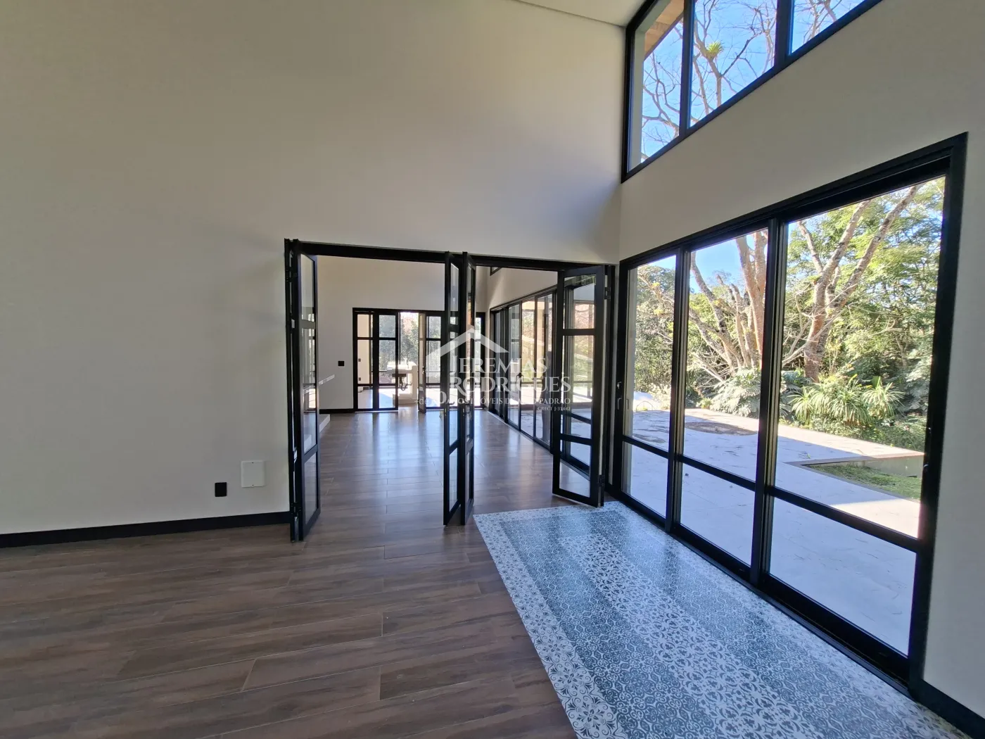 Casa à venda com 4 dormitórios, no Condomínio Parque da Mantiqueira em Santo Antônio do Pinhal/SP.