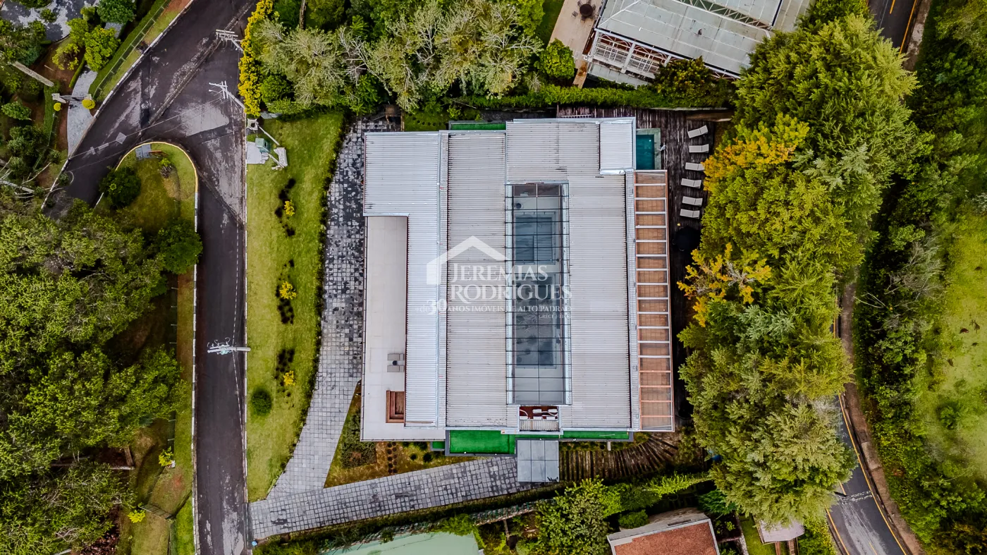 Mansão à venda com 11 suítes no Condomínio Vila Simonsen em Campos do Jordão/SP.