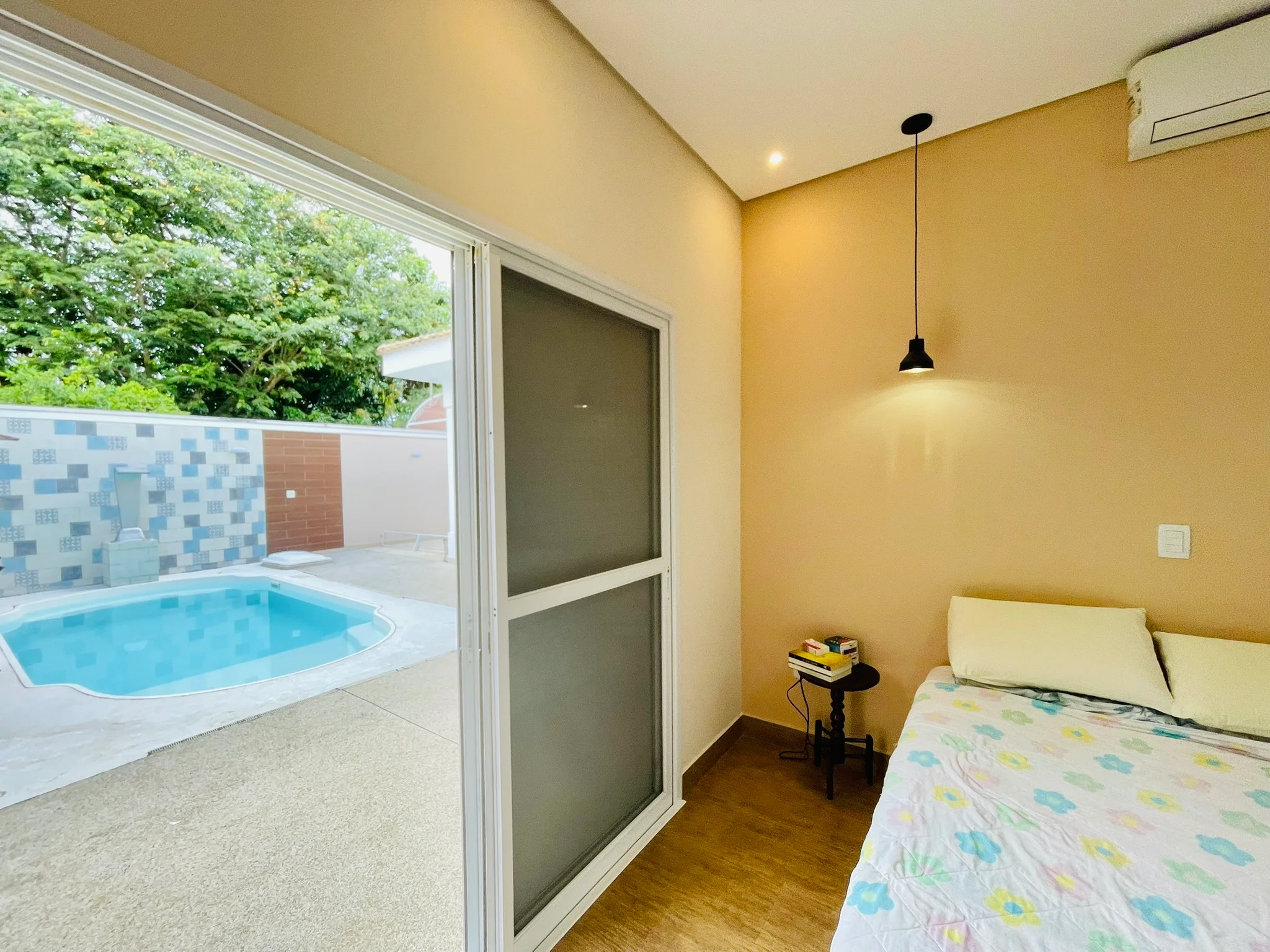 Casa à venda com 4 dormitórios no Condomínio Jardim Oásis em Taubaté/SP. 
