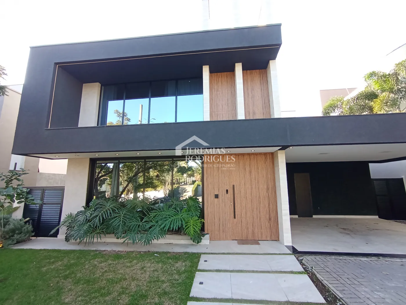 Casa à venda com 5 dormitórios no Condomínio Reserva dos Lagos em Pindamonhangaba/SP.