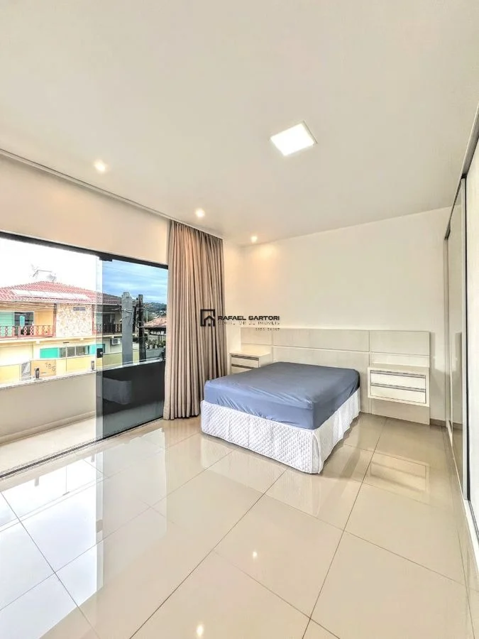 CASA COM 05 QUARTOS BAIRRO AMIZADE