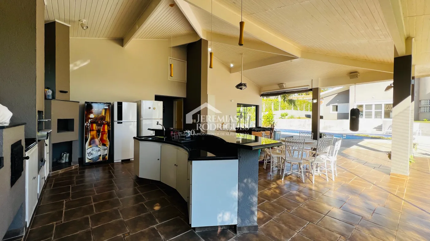 Casa para venda e locação com 6 dormitórios no Condomínio Chácaras Cataguá em Taubaté/SP.