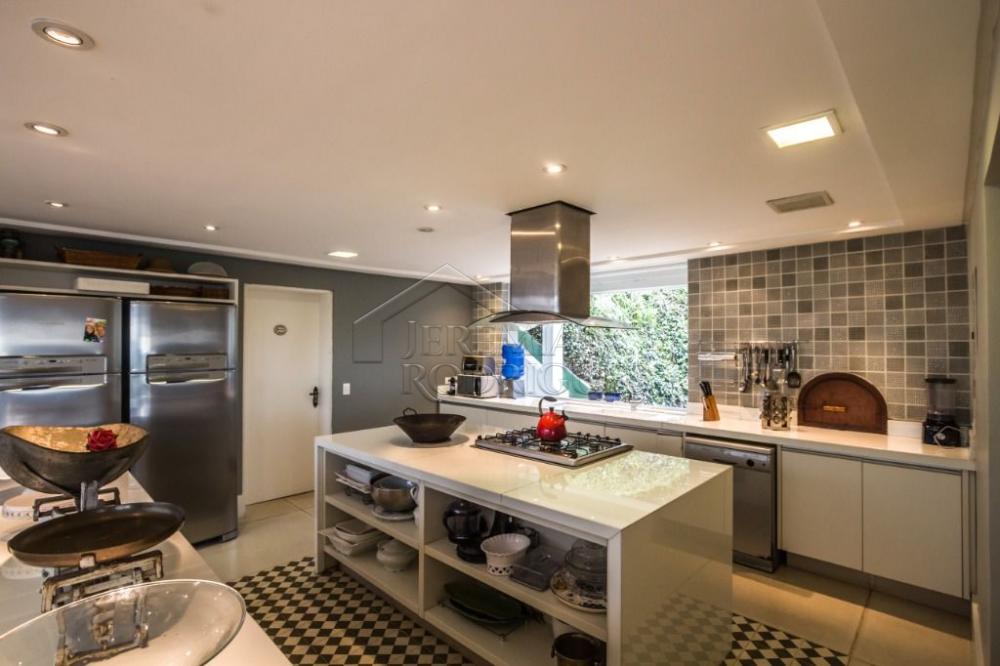 Casa à venda com 7 dormitórios no bairro Recanto das Araucárias em Campos do Jordão/SP.