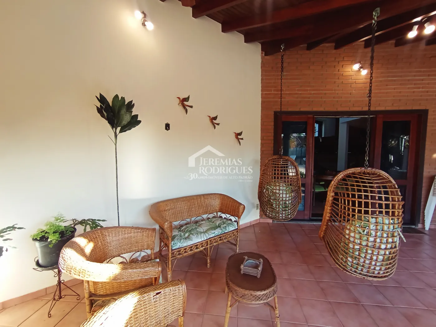 Casa à venda com 4 dormitórios no Condomínio Village Paineiras em Pindamonhangaba/SP.