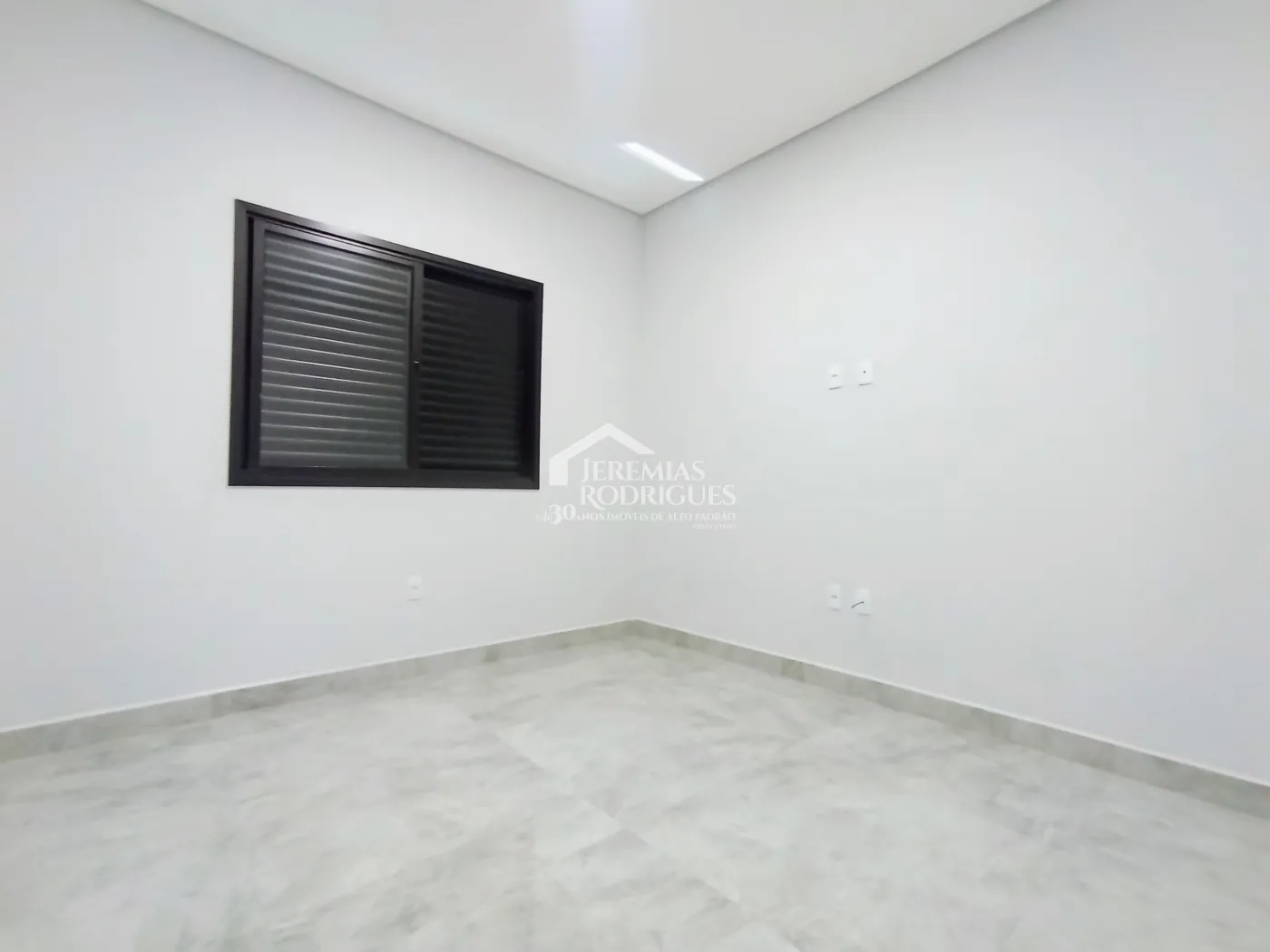 Casa à venda com 300 m² no Condomínio Ouro Ville em Taubaté/SP.