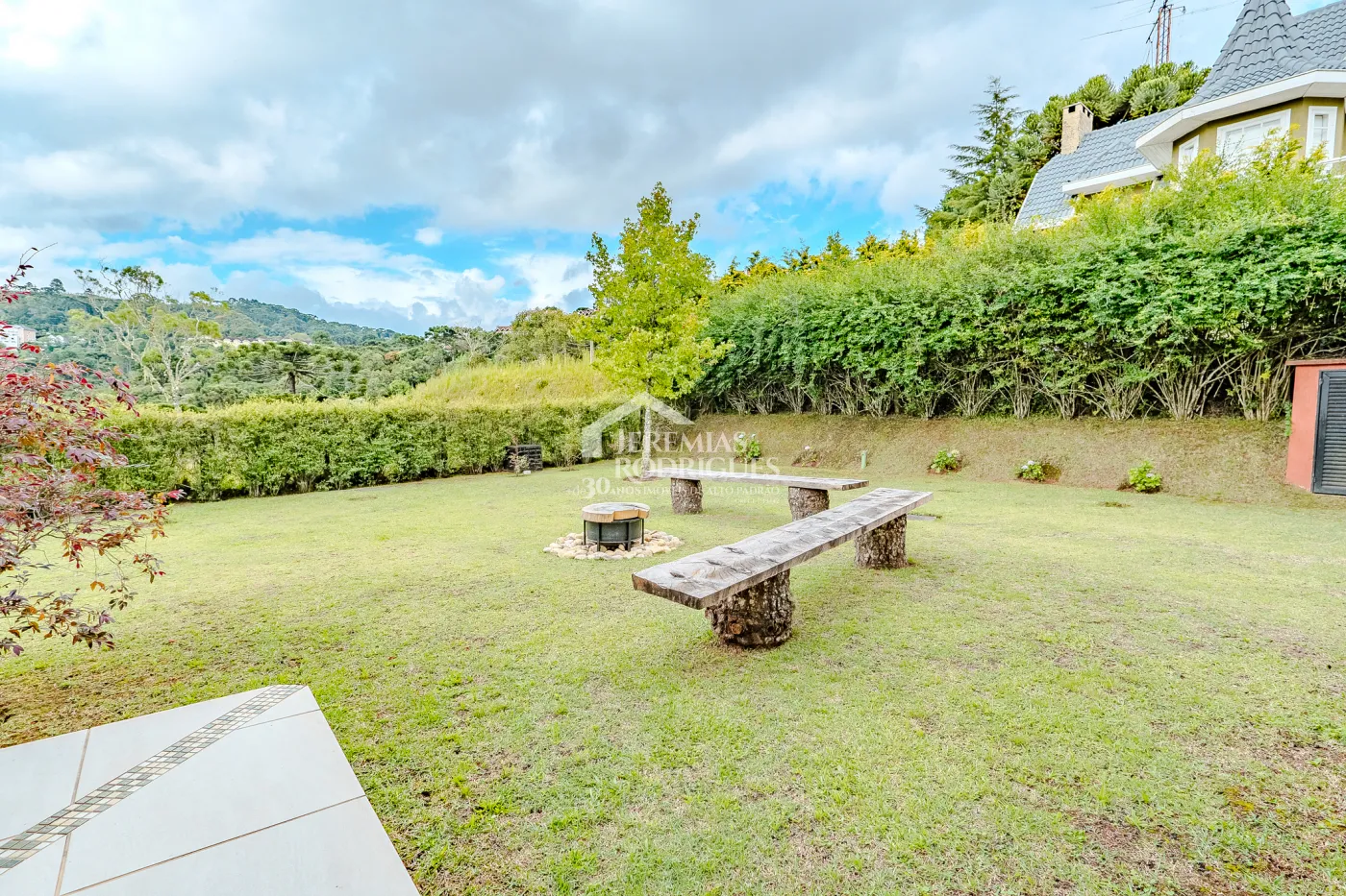 Casa assobradada à venda com 3 dormitórios no Condomínio Aldeia Austríaca em Campos do Jordão/SP.