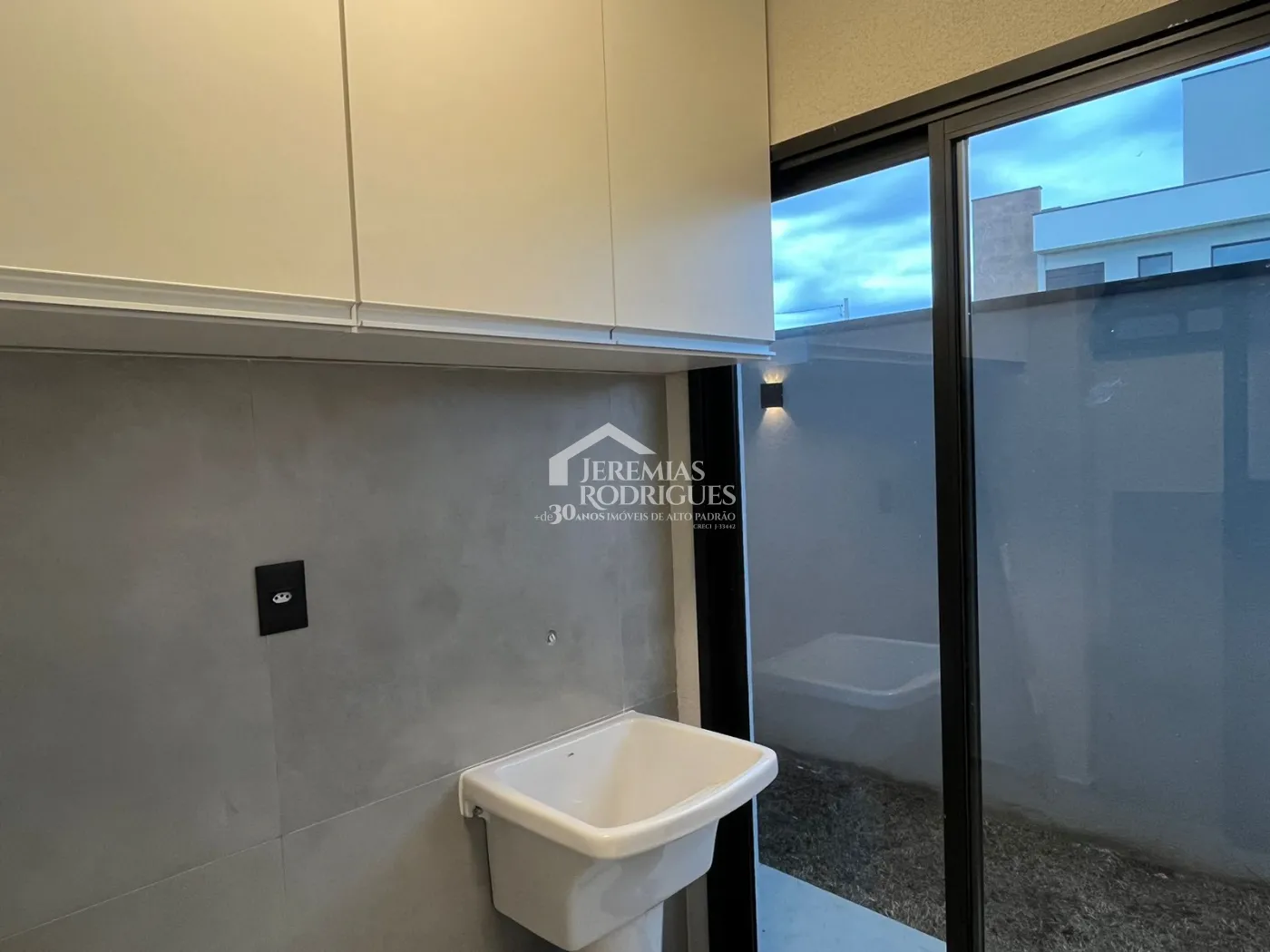 Casa assobradada à venda com 3 suítes no Condomínio Cyrela Landscape em Taubaté/SP.