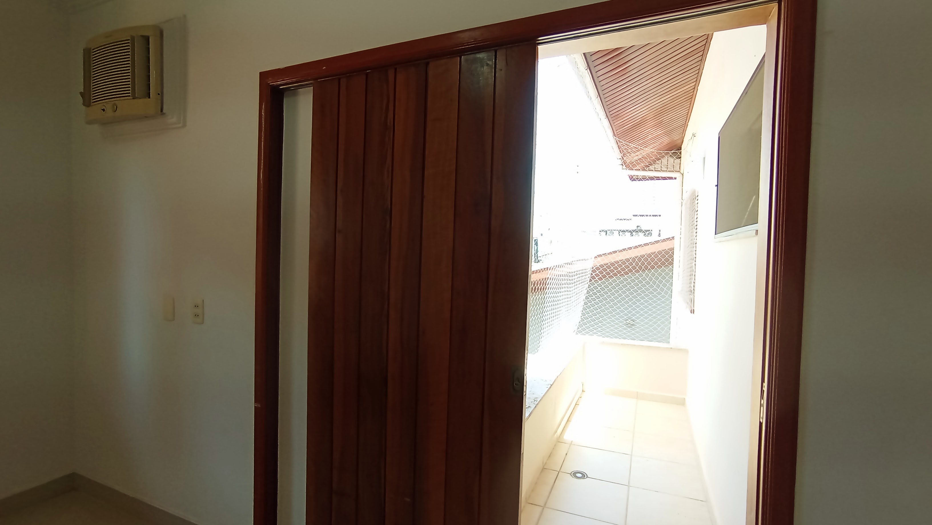 Casa à venda com 3 dormitórios no Condomínio Taubaté Village em Taubaté/SP.