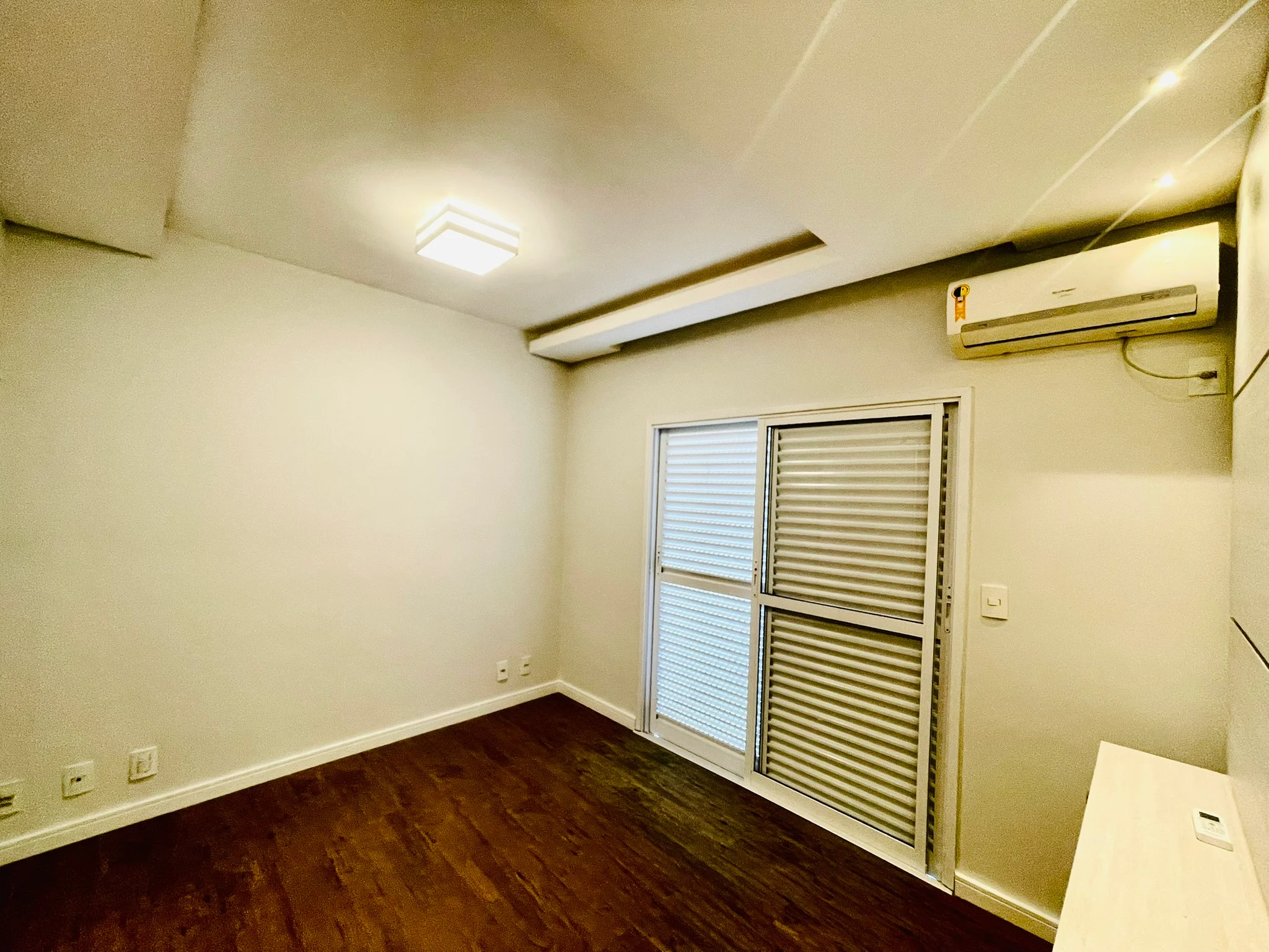 Cobertura duplex com 3 dormitórios no Condomínio Monte Castelo em  Taubaté/SP. 