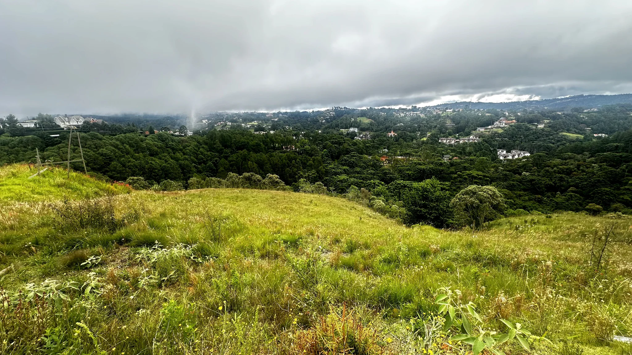 Terreno à venda com 2.650 m² no Condomínio Reserva Figueiredo em Campos do Jordão/SP. 