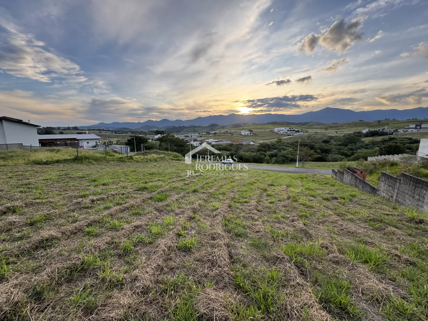 Terreno à venda com 1.100 m² no Condomínio Village da Serra em Tremembé/SP.
