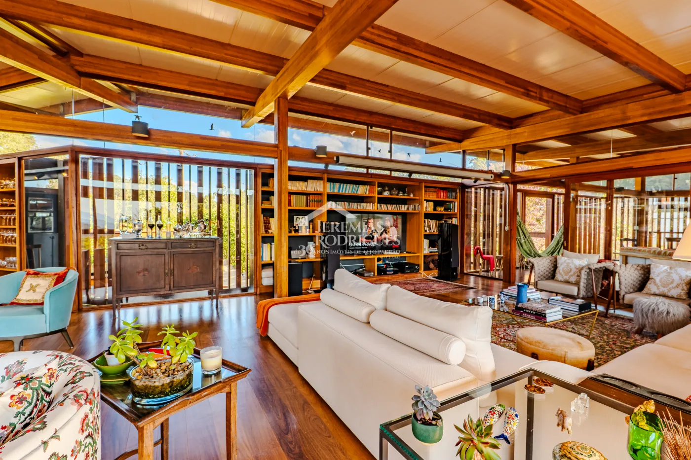 Mansão à venda com 4 suítes no Condomínio Parque da Mantiqueira em Santo Antônio do Pinhal/SP.