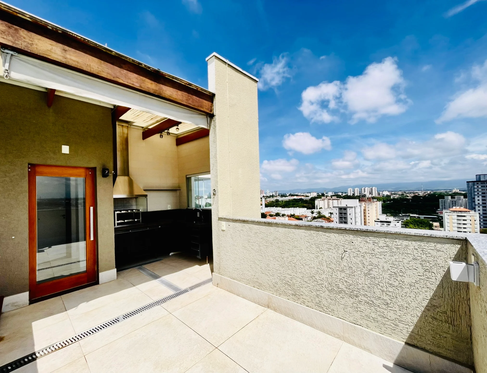 Cobertura duplex com 3 dormitórios no Condomínio Monte Castelo em  Taubaté/SP. 