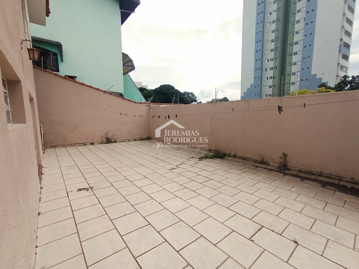 Casa para venda e locação no bairro Jardim Eulária em Taubaté/SP.