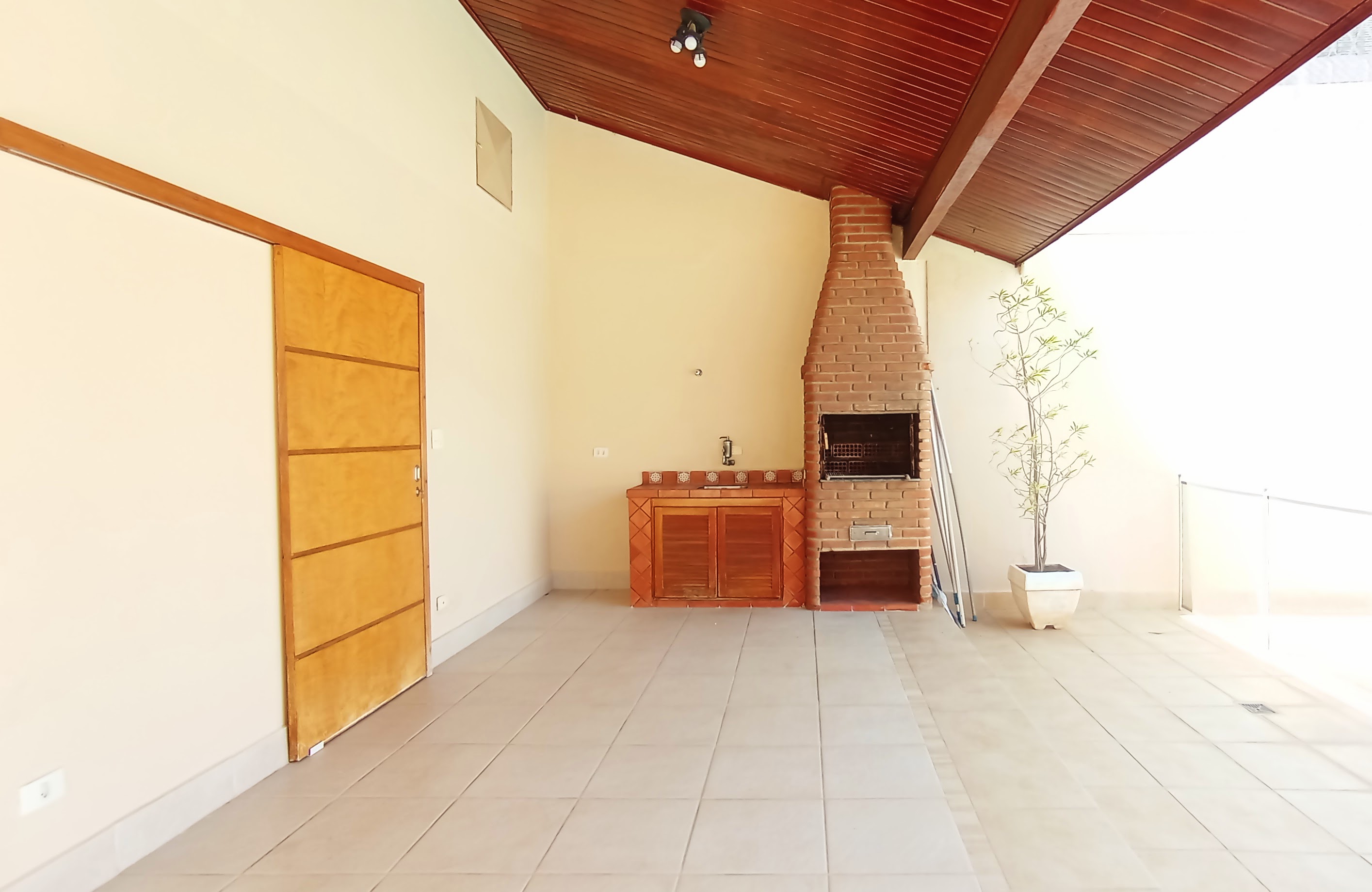 Casa à venda com 3 dormitórios no Condomínio Taubaté Village em Taubaté/SP.